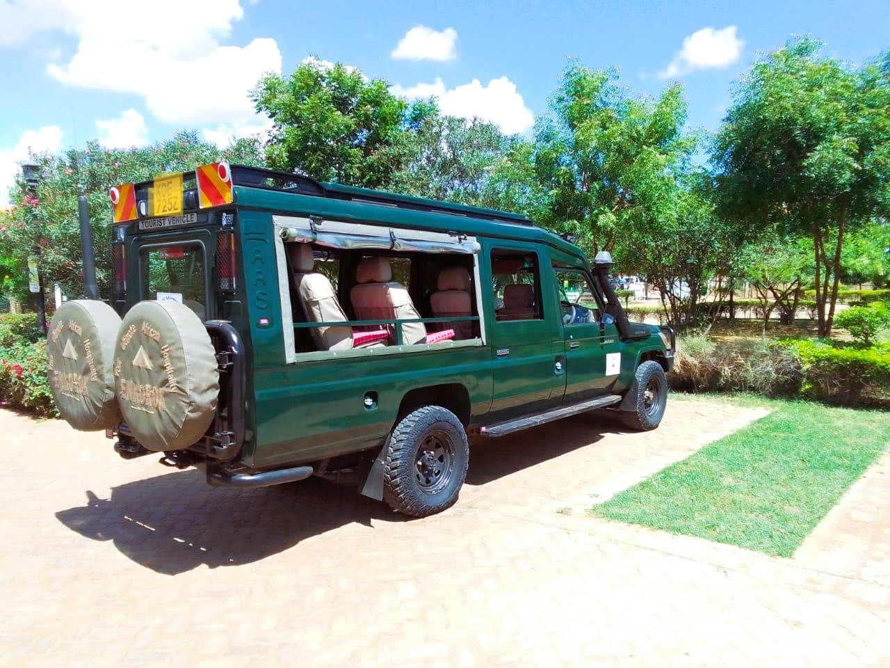 safari landcruiser with open windows ideal for game drives